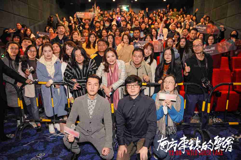 导演刁亦男、、、、胡歌与观众合影 导演刁亦男、、胡歌与观众合影